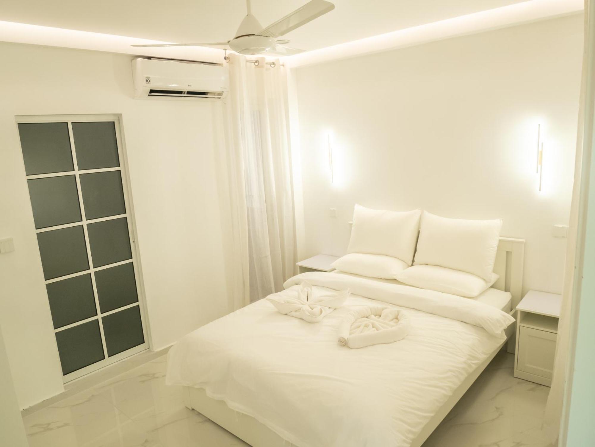 מאלה Beachfront Apartment מראה חיצוני תמונה